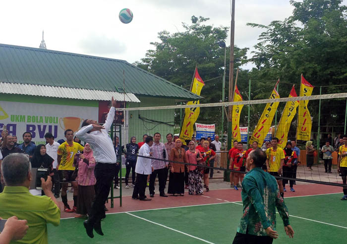 Kuliah Umum di UMI Makassar, Mentan Nostalgia Bermain Voli